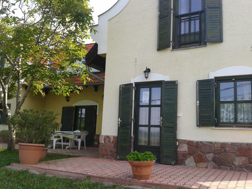 Hillside Apartments Révfülöp エクステリア 写真